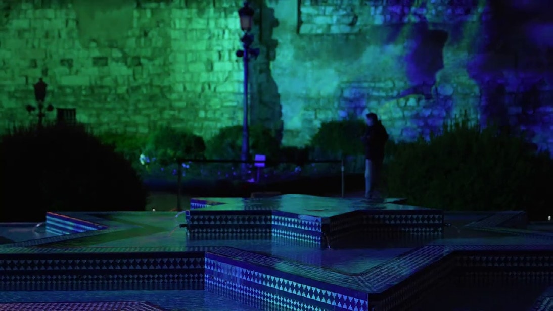 The fountain at Cuesta de la Vega with the projected wall behind